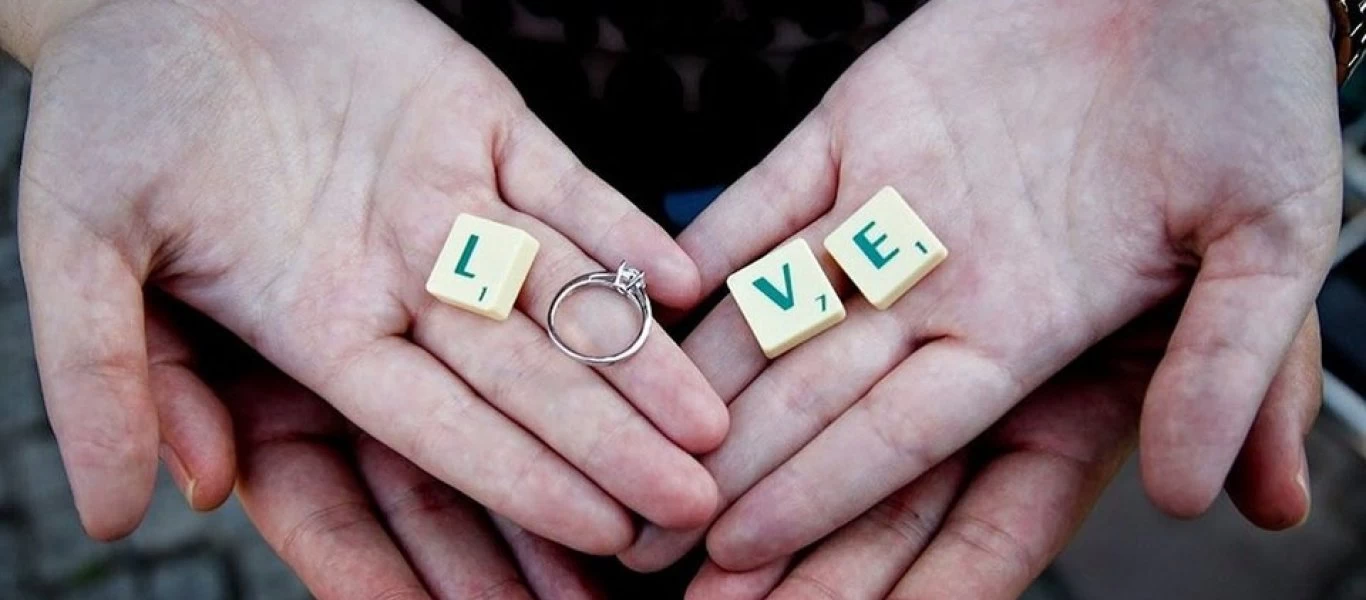 Δεν φαντάζεστε τι τρόπο βρήκε για να κάνει πρόταση γάμου - «Θα με παντρευτείς» έγραψε σε κηρήθρα (φωτο)